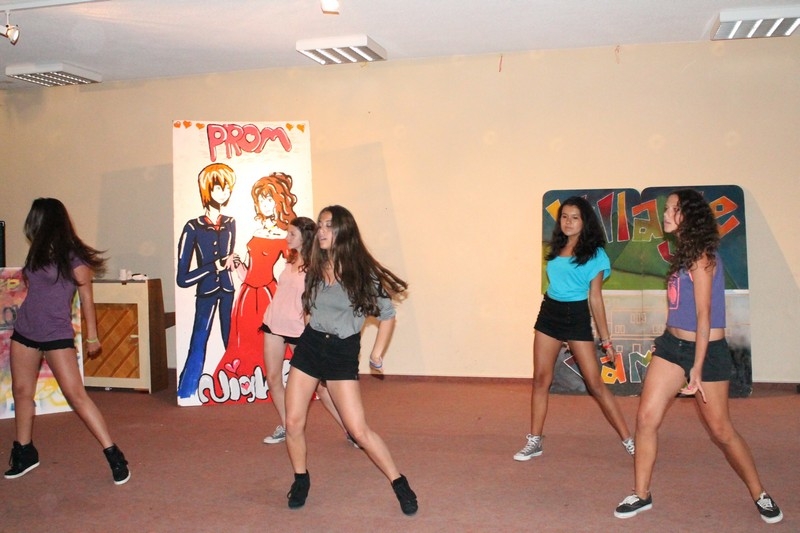 Village Camps International Summer Camp Leysin, Switzerland 2025-08-09 https://www.villagecamps.com/journals_admin/images/687-21-PromNight (64).jpg